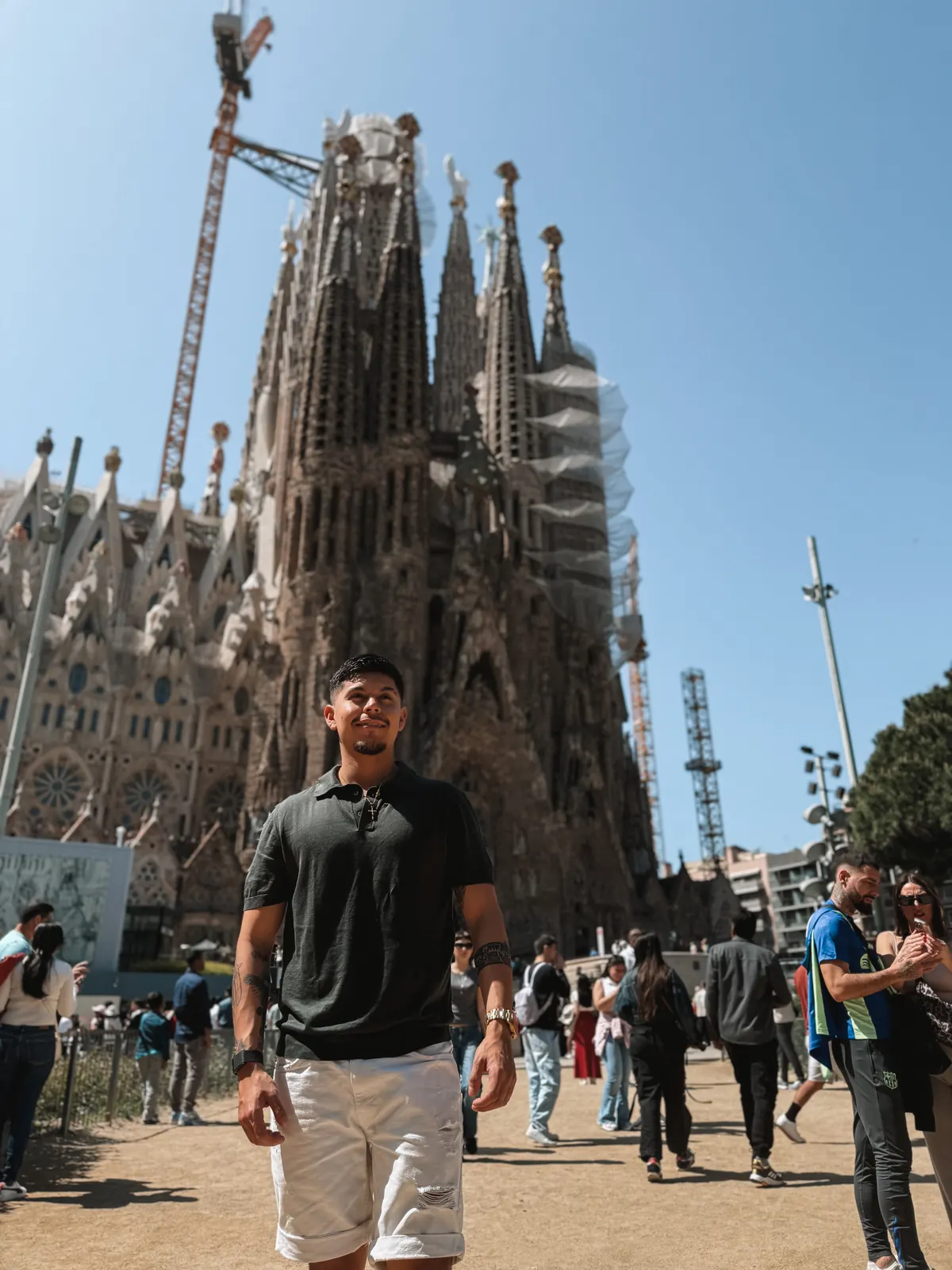 Ignacio Argandoña frente a la Sagrada Familia, Barcelona