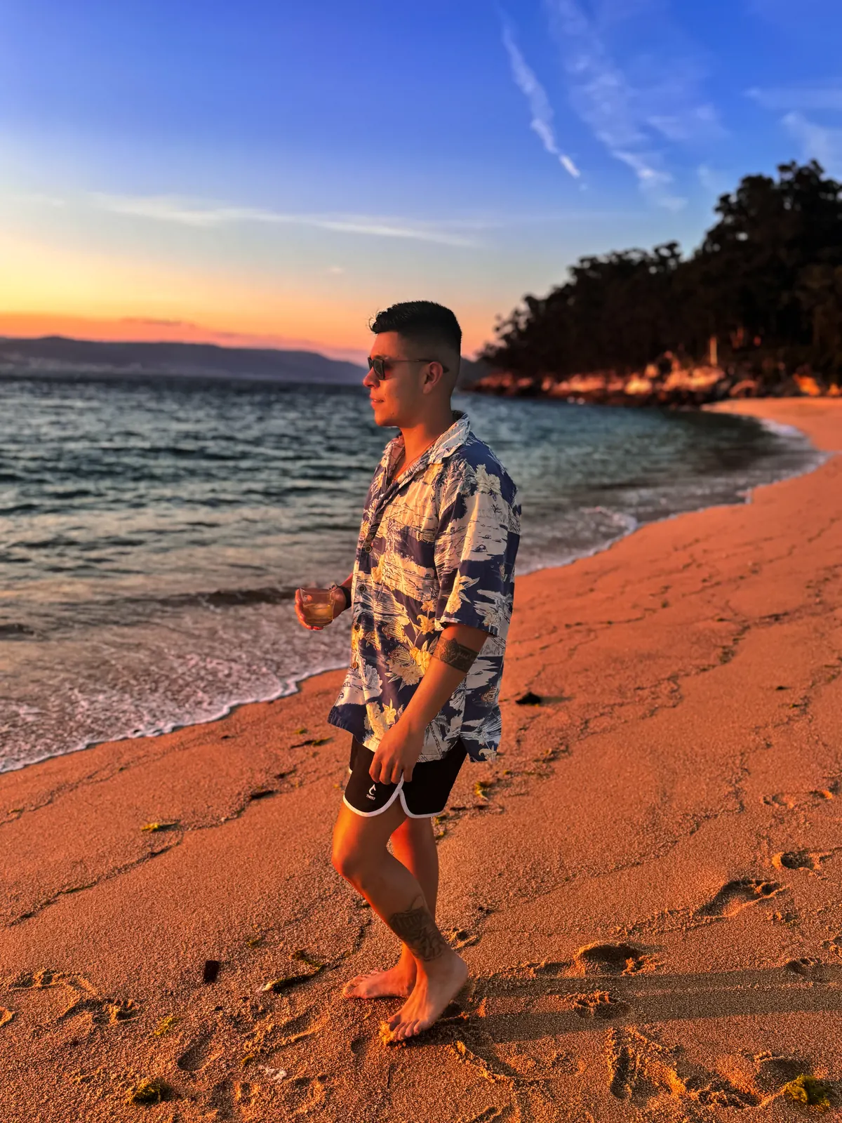 Ignacio Argandoña al atardecer en una playa de Pontevedra, España