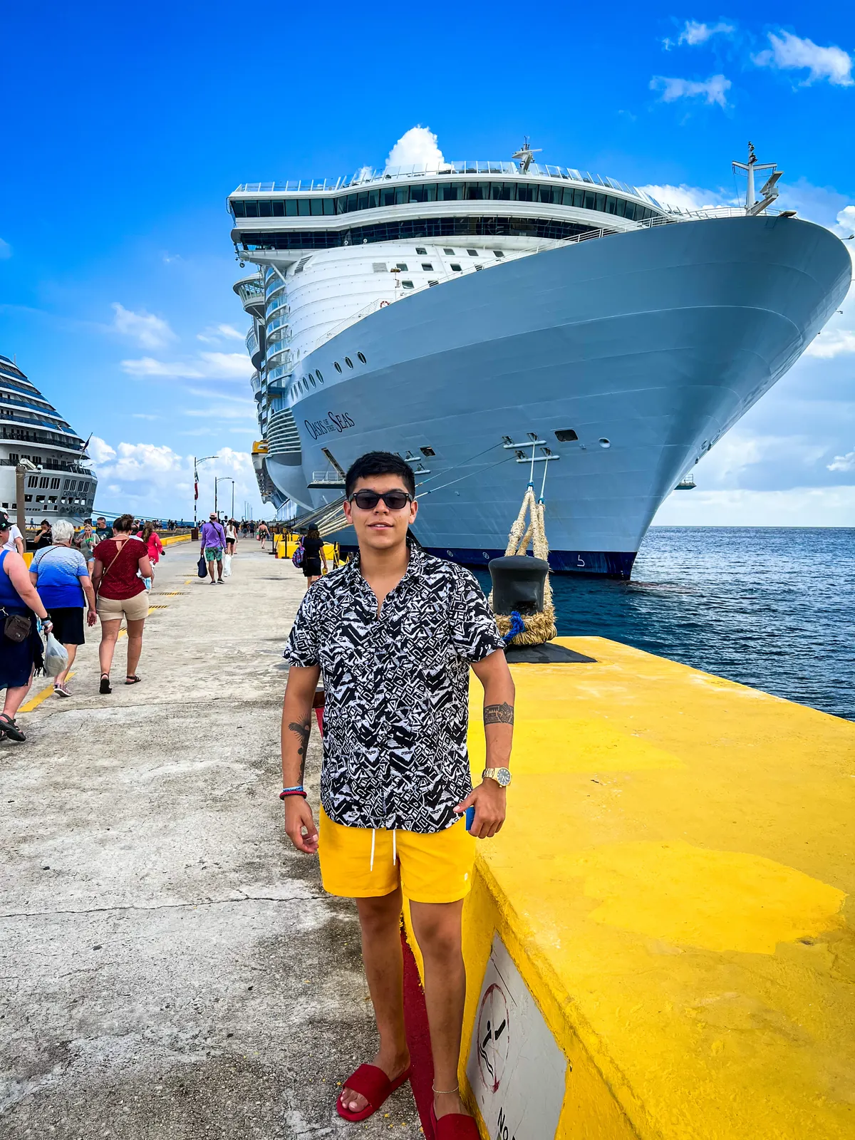 Ignacio Argandoña en el muelle junto al crucero Oasis of the Seas