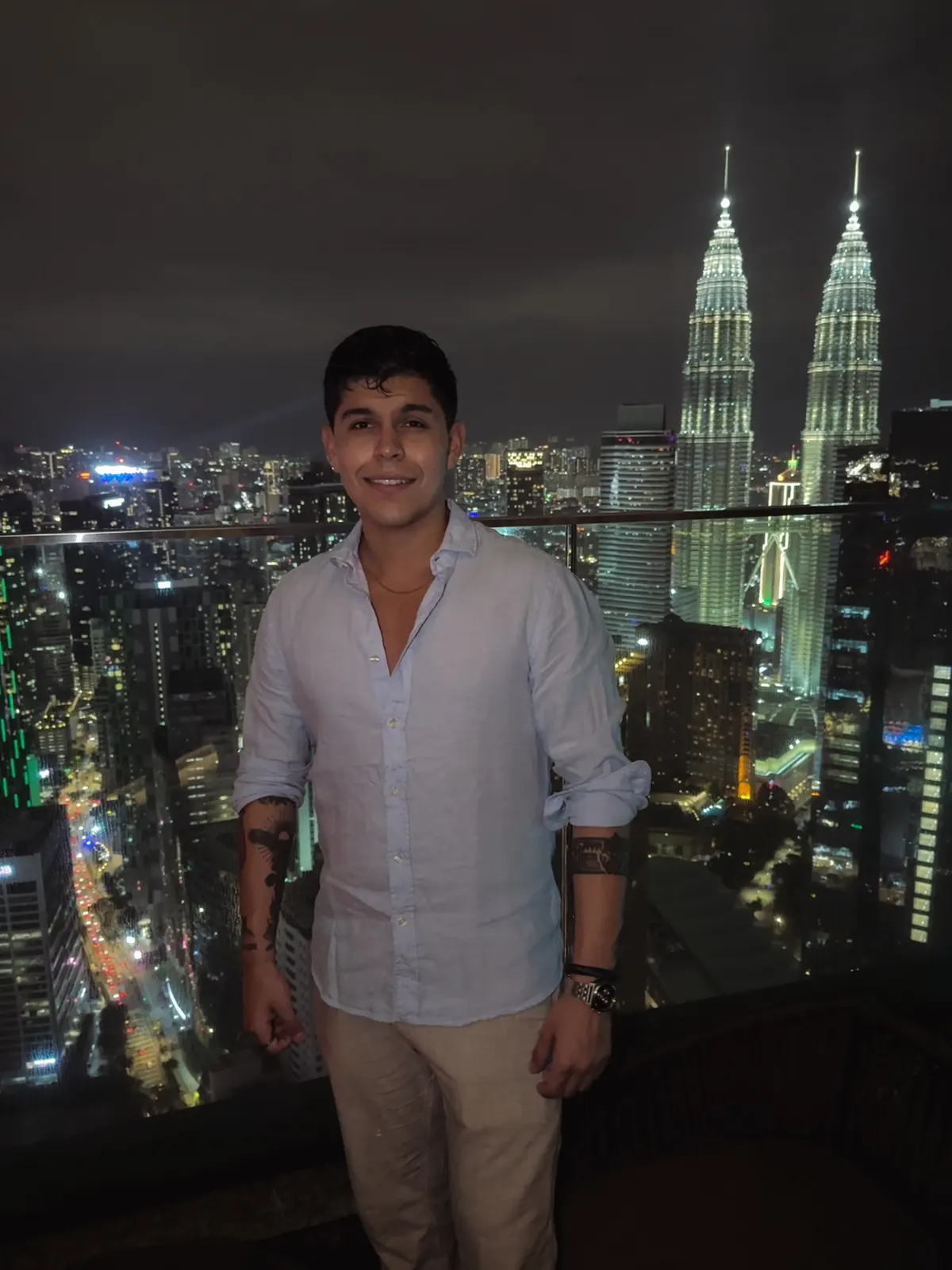 Ignacio Argandoña de noche frente a las Torres Petronas