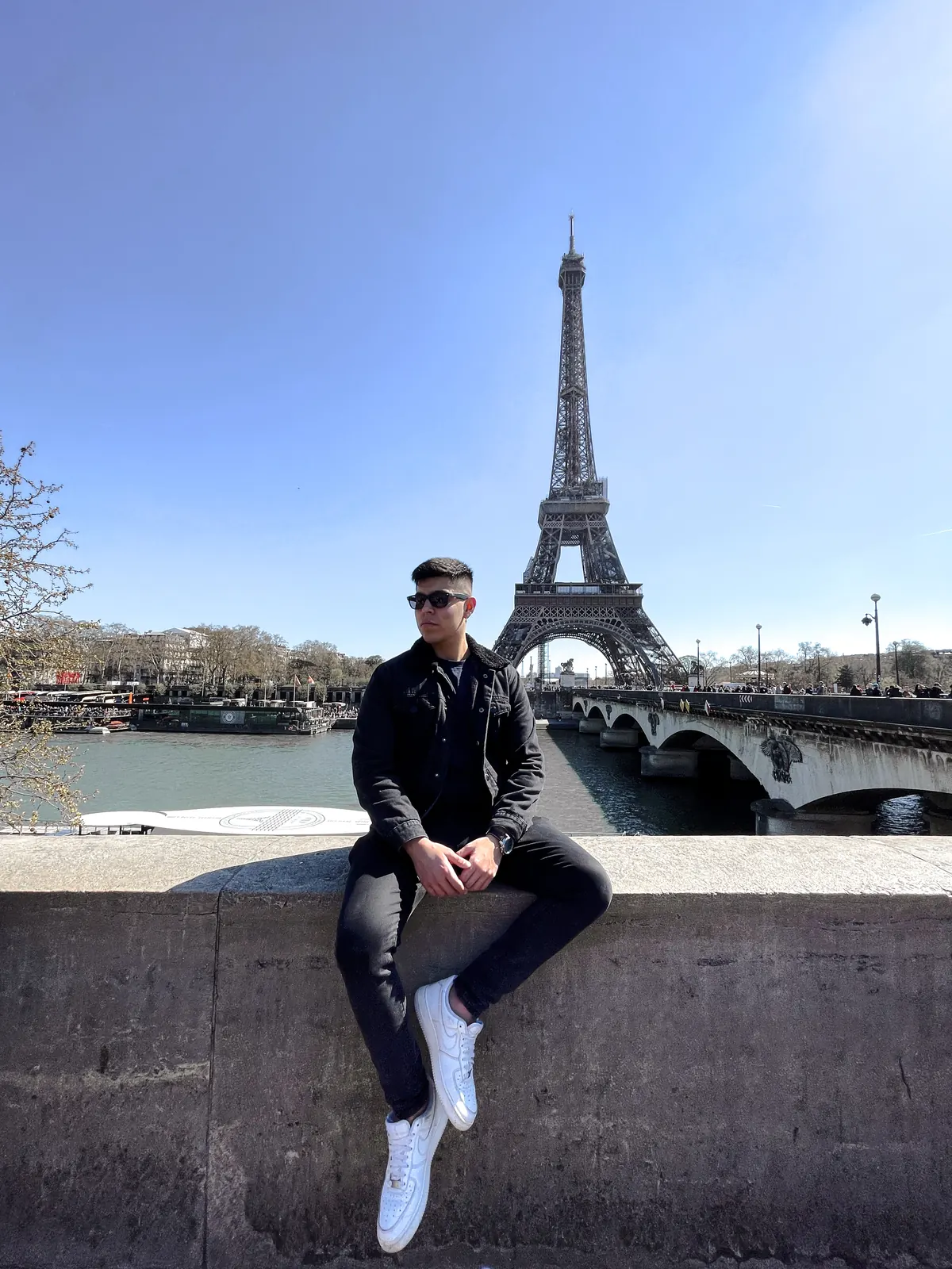 Ignacio Argandoña frente a la Torre Eiffel, París