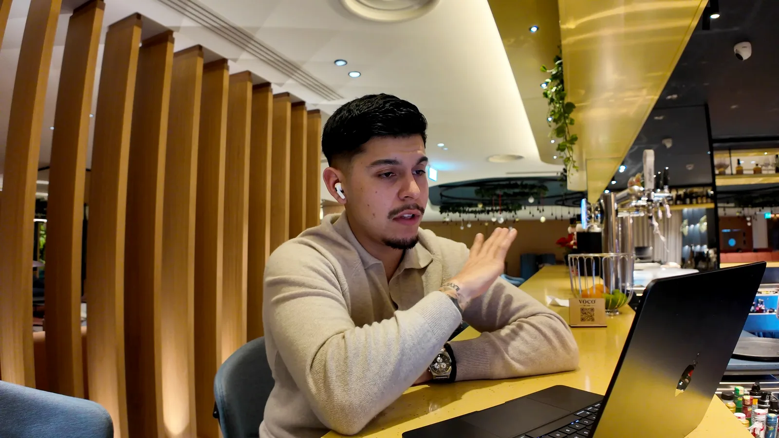 Ignacio Argandoña trabajando con su laptop en un lounge